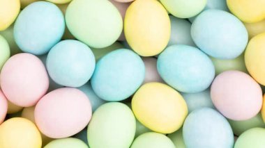 Bayram temalarınız için renkli Paskalya yumurtası arkaplanı yakınlaştırın ve döndürün