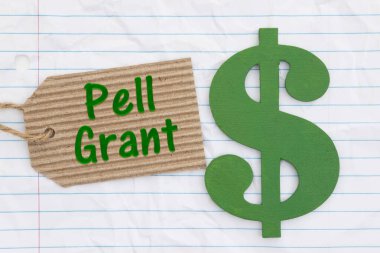 Yeşil dolar sembolü ve buruşuk etiketli Pell Grant okul ve eğitim masrafları temaları için gevşek yaprak kağıt yönetti