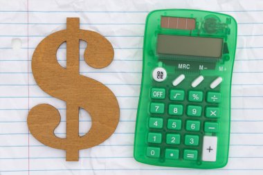 Yeşil hesap makinesi ve buruşuk yapraklı altın dolar sembollü okul ve eğitim temaları için gevşek yaprak kağıt maliyeti