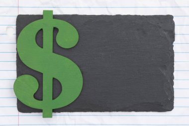 Yeşil Dolar sembolü ve buruşuk yapraklı karatahta okul ve eğitim masrafları temaları için gevşek yaprak kağıt kural