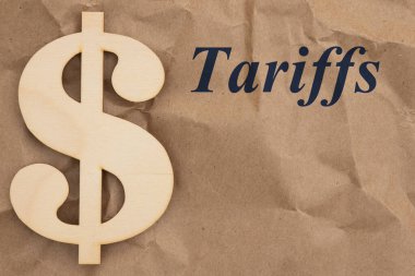 Buruşuk kahverengi ambalaj kağıdıyla ahşap dolar sembollü gümrük vergileri 