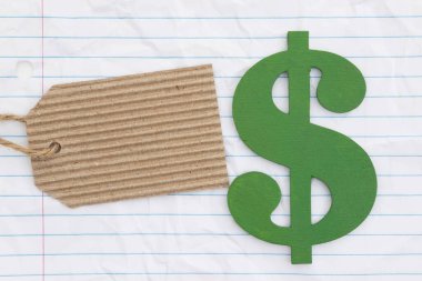 Yeşil dolar sembolü ve buruşuk yapraklı fiyat etiketi okul ve eğitim masrafları temaları için gevşek yaprak kağıt