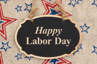 Geçmişe dönük İşçi Bayramı tabelası, kırmızı, beyaz ve mavi yıldız ve karatahta çizgili.