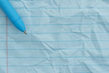 Okul, eğitim, günlük ya da yazım temaları için kalem arkaplan ile mavi parçalanmış gevşek yapraklı defter kağıdı