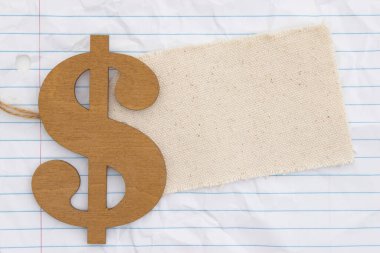 Kırışık yapraklı altın dolar sembolü ve fiyat etiketi okul ve eğitim masrafları için gevşek yaprak kağıt yönetti