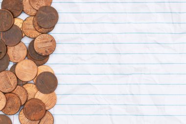 Bozuk paraları olan bozuk paralar, bütçe, para biriktirme veya öğrenciler için finansal okur-yazarlık için gevşek yaprak kağıt arka plan yönetti