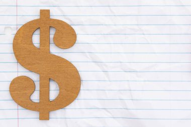 Kırışık yapraklı altın dolar sembolü okul ve eğitim masrafları teması için gevşek yaprak kağıt arka plan yönetti