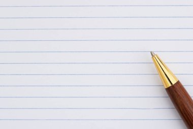 Okul için kalem ve tema yazma ile gevşek yapraklı defter arkaplanı yönetti