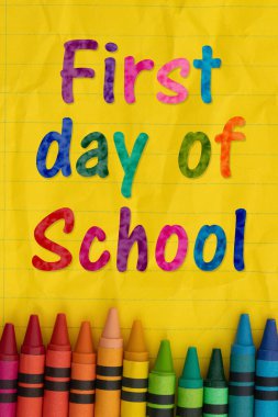 Okulun ilk günü boyalı kalemlerle akademik yıl ve yeni başlangıçlar için sarı gevşek yapraklı defter kağıdına hükmetti.