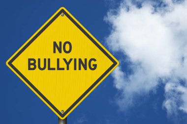 Mesaj için bulutlu gökyüzü kullanılan sarı uyarı işareti yok. Okullarda nezaketi, güvenliği ve zorbalığa karşı farkındalığı teşvik ediyor.