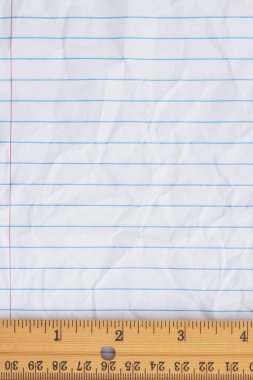 Ödevler, ölçümler, eğitim veya öğrenme materyalleri için cetvel arkaplan içeren parçalanmış gevşek yapraklı defter kağıdı