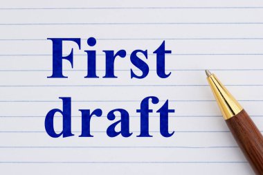 Yazım süreci, yaratıcılık ve ilk fikirler için kalemle birlikte beyaz kaplı gevşek yapraklı defter kağıdının ilk taslak konsepti