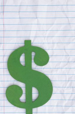 Okul ve eğitim masrafları temaları için gevşek yapraklı defter kağıdına sahip yeşil dolar sembolü