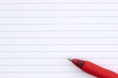 Okul için kırmızı kalemli gevşek yapraklı defter arkaplanı ve temaları yazdı