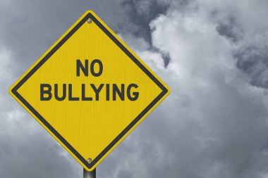 Fırtına bulutlu gökyüzü mesajı için kullanılan sarı uyarı işareti yok. Okullarda nezaketi, güvenliği ve zorbalığa karşı farkındalığı teşvik ediyor.