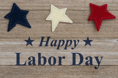 Geçmiş Amerikan İşçi Bayramı 'nız kutlu olsun. Kırmızı, beyaz ve mavi yıldızlar Amerikan işçilerini ve ulusal gururu kutlamak için yıpranmış tahtada.