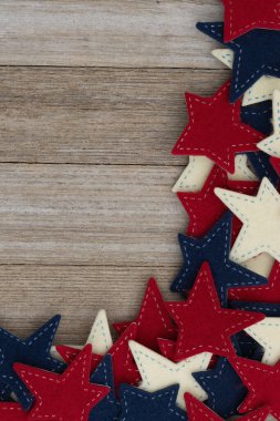 Amerikan gururu ve vatanseverlik bayramları için yeri olan ahşap arka planda Amerika kırmızı ve mavi yıldız sınırı