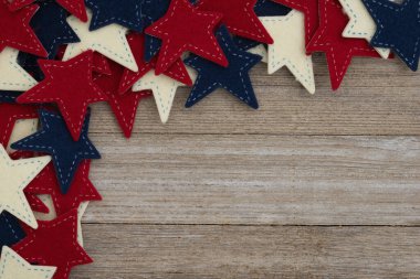 Amerikan gururu ve vatanseverlik bayramları için yeri olan ahşap arka planda Amerika kırmızı ve mavi yıldız sınırı