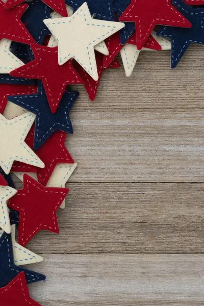 Amerikan gururu ve vatanseverlik bayramları için yeri olan ahşap arka planda Amerika kırmızı ve mavi yıldız sınırı