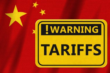 Ekonomik kısıtlamalar, ticari engeller veya ithalat ihracat politikalarını içeren jeopolitik gerilimler için Çin bayrağı taşıyan gümrük vergileri sarı uyarı işareti