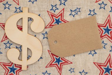 Vatansever satışlar, tatil etiketleri ya da hediye etiketleri için yurtsever yıldızlarla dolu boş fiyat etiketi ve dolar işareti.