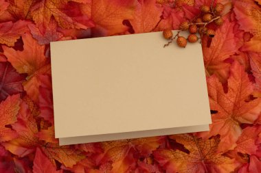 Sonbahar sezonu mesajı için kırmızı ve turuncu sonbahar yapraklı boş tebrik kartı.