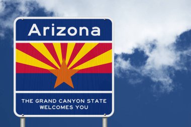 Turizm, seyahat ve emeklilik için bulutlu mavi gökyüzüne karşı Arizona tabelasına hoş geldiniz.,