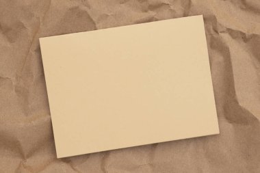 Boş bej tebrik kartı buruşmuş kağıt davetiyeler ya da sürdürülebilir tasarımlar için ekofarkadaşça