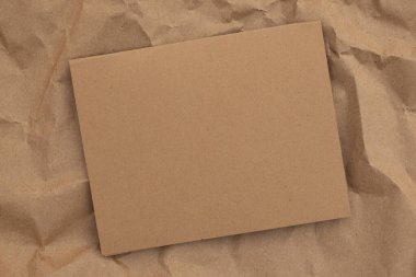 Boş kahverengi tebrik kartı buruşmuş kağıt davetiyeler veya sürdürülebilir tasarımlar için çevre dostu