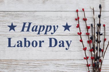 Amerikan işçilerini ve ulusal gururu kutlamak için kırmızı, beyaz ve mavi böğürtlenli İşçi Bayramı Kartınız kutlu olsun.