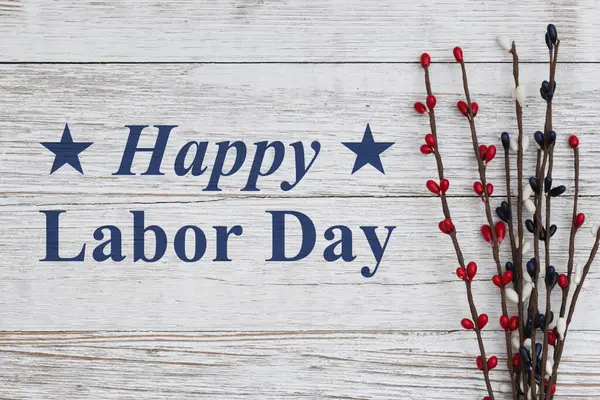 Amerikan işçilerini ve ulusal gururu kutlamak için kırmızı, beyaz ve mavi böğürtlenli İşçi Bayramı Kartınız kutlu olsun.