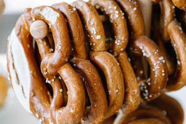 Bretzel veya Pretzel, orijinal Alman tarifi. Fırının kahve dükkanı menüsü için poster afişi. Oktoberfest kartı. Boşluğu kopyala