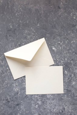 Gerçek fotoğraf, broşür modelleme şablonu, yumuşak kapak, tasarımınızı yerleştirmek için gri arka planda izole edilmiş..