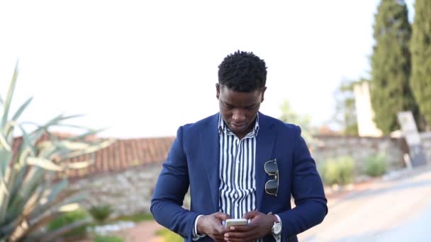 Joven Empresario Africano Profesional Usando Teléfono Móvil Pie Aire Libre — Vídeos de Stock