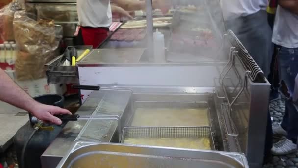 Vendedor Comida Callejera Está Preparando Las Papas Fritas Aceite Caliente — Vídeo de stock