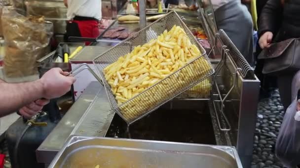 Vânzătorul Alimente Stradă Pregătește Cartofii Prăjiți Ulei Fierbinte Până Când — Videoclip de stoc
