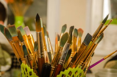 Resim yapmak için boya ve fırça. Çocukların yaratıcılığı, öğrenimi, neşesi, sanatı. Yüksek kalite fotoğraf