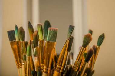 Resim yapmak için boya ve fırça. Çocukların yaratıcılığı, öğrenimi, neşesi, sanatı. Yüksek kalite fotoğraf