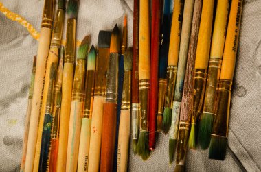 Resim yapmak için boya ve fırça. Çocukların yaratıcılığı, öğrenimi, neşesi, sanatı. Yüksek kalite fotoğraf