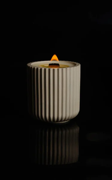 Lilin Dalam Pot Bunga Dengan Latar Belakang Hitam Foto Berkualitas — Stok Foto