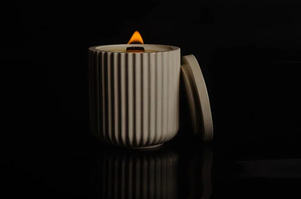黑色背景上花盆里的蜡烛 高质量的照片 — 图库照片