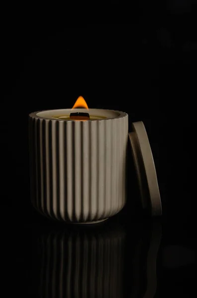 Eine Kerze Einem Blumentopf Auf Schwarzem Hintergrund Hochwertiges Foto — Stockfoto