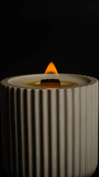 黑色背景上花盆里的蜡烛 高质量的照片 — 图库照片