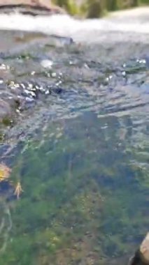 Güzel bir kanyonun ortasında bir nehir. Yüksek kaliteli HD görüntü yazıName