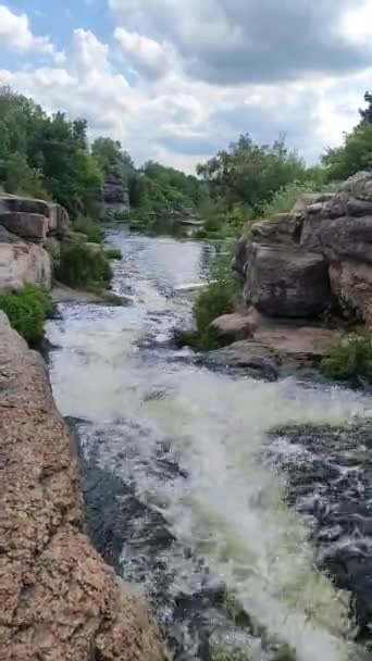 美しい渓谷の真ん中にある川 高品質のHd映像夏 — ストック動画