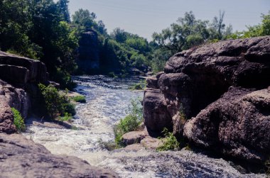 Güzel bir kanyonun ortasında bir nehir. Yüksek kaliteli HD görüntü yazıName