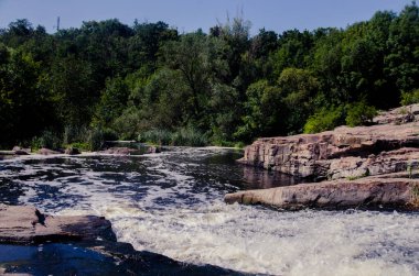 Güzel bir kanyonun ortasında bir nehir. Yüksek kaliteli HD görüntü yazıName