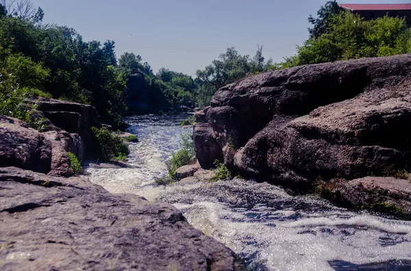 美しい渓谷の真ん中にある川 高品質のHd映像夏 — ストック写真