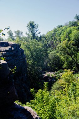 Güzel bir kanyonun ortasında bir nehir. Yüksek kaliteli HD görüntü yazıName