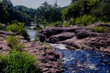 Güzel bir kanyonun ortasında bir nehir. Yüksek kaliteli HD görüntü yazıName